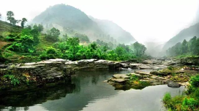 禮縣縣城東北50公里處的紅河鄉雙石溝村,該景區是利用紅河水庫發展