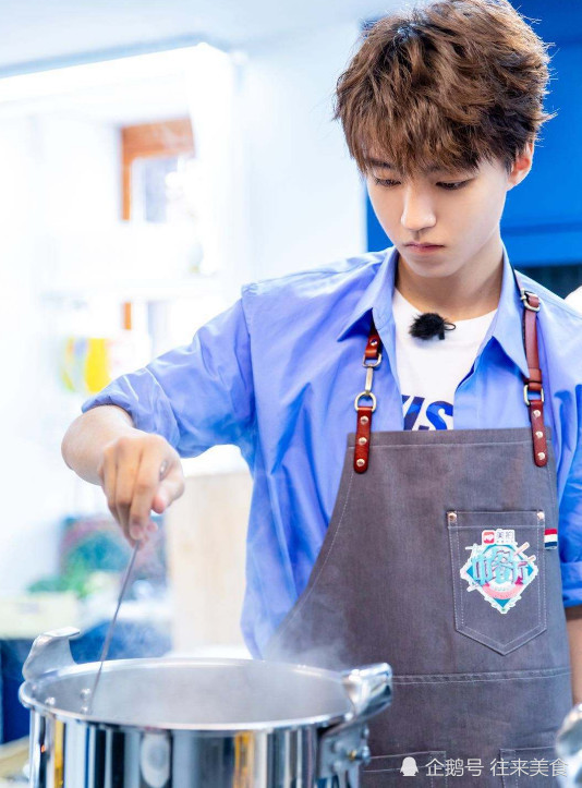 《中餐厅》王俊凯白举纲因米粉吵起来,赵薇的