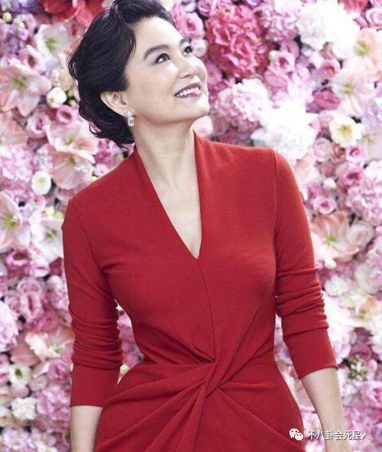 同父母颜值差距却很大,李嘉欣姐姐脸蛋歪斜,林