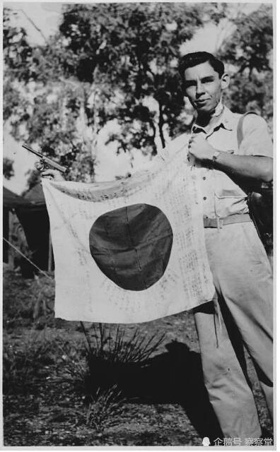 一名纳瓦霍语的码语员在一个野外无线电中发发出一条消息.