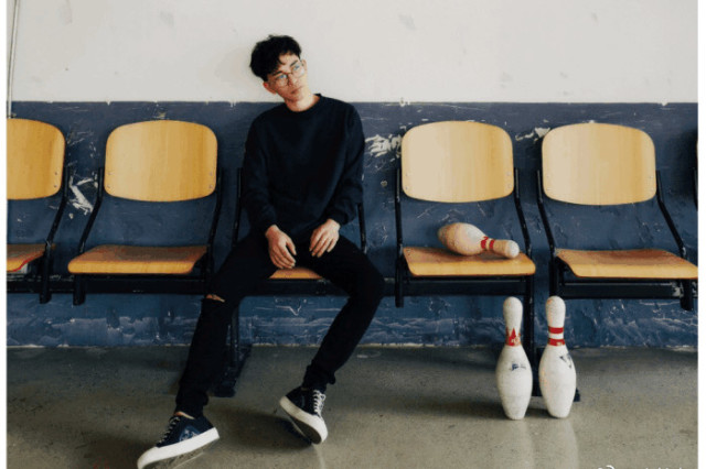 主播纯白露脸直播,白衣飘飘精致少年,网友:阳光帅气让人没想到!