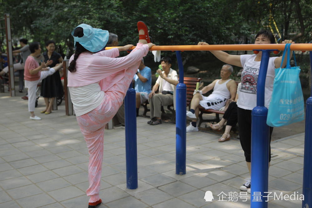 西安興慶公園七旬老人玩單槓一字馬都是健身達人