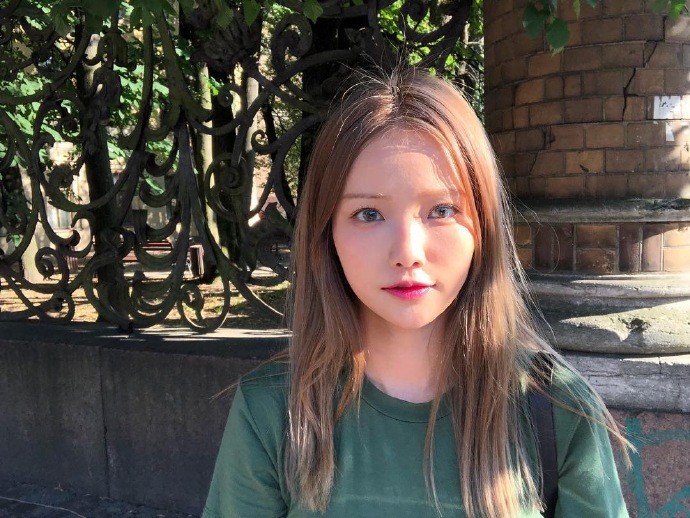 韩星河妍秀玩转俄罗斯晒照背景板引发争议