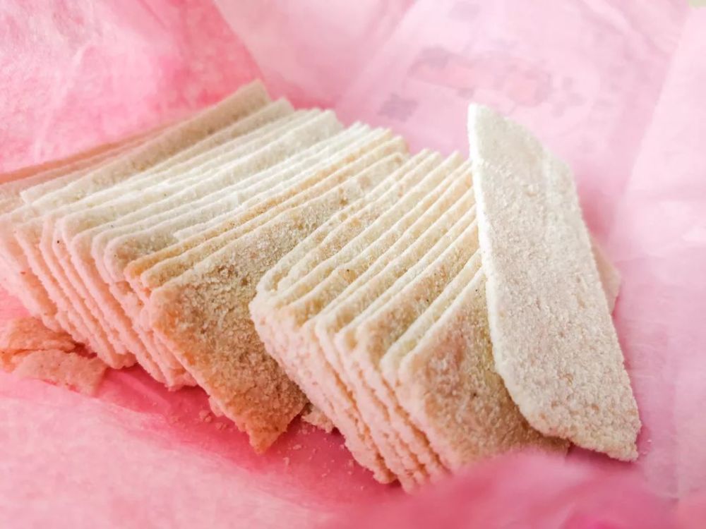 状元糕的口感其实偏硬偏干有点像硬版的云片糕"入口即化,香甜松脆"的