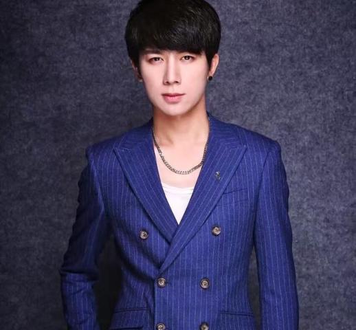 快手李明霖因言语不当被封号,花妈深夜直播哭