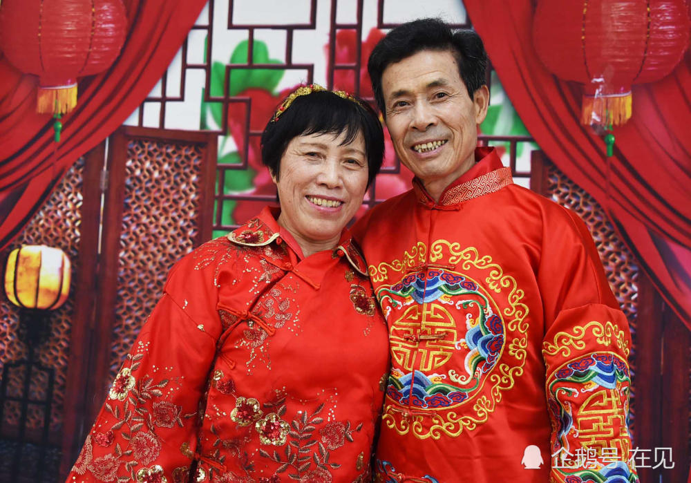 老夫妻結婚40年後拍婚紗照有點害羞