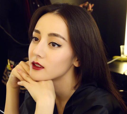 女星的小缺陷:李溪芮的眼睛,迪丽热巴的鼻子,而