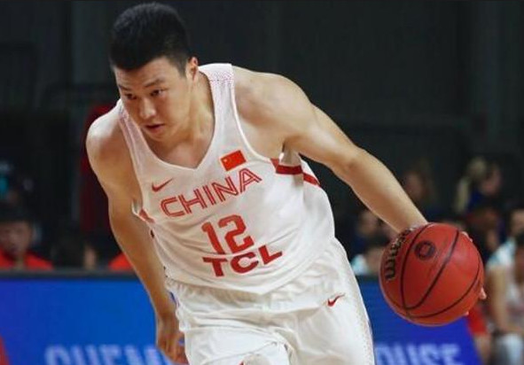 国足是白斩鸡?看看男篮这些肌肉汉,没有对比就