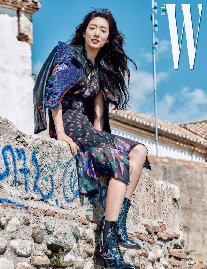 韩版《w》8月刊 朴信惠尽显成熟女人味