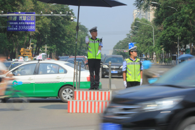 阜新交警战高温保畅通