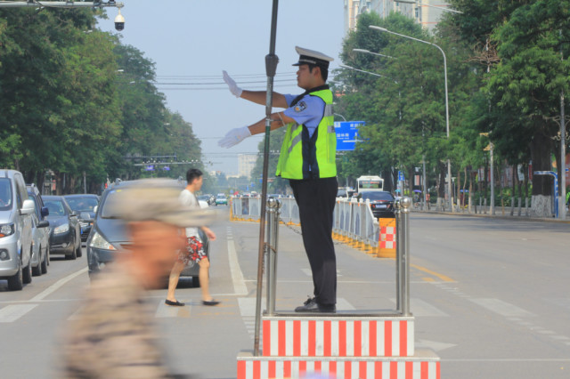 阜新交警战高温保畅通