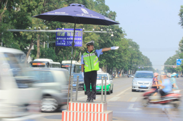 阜新交警战高温保畅通