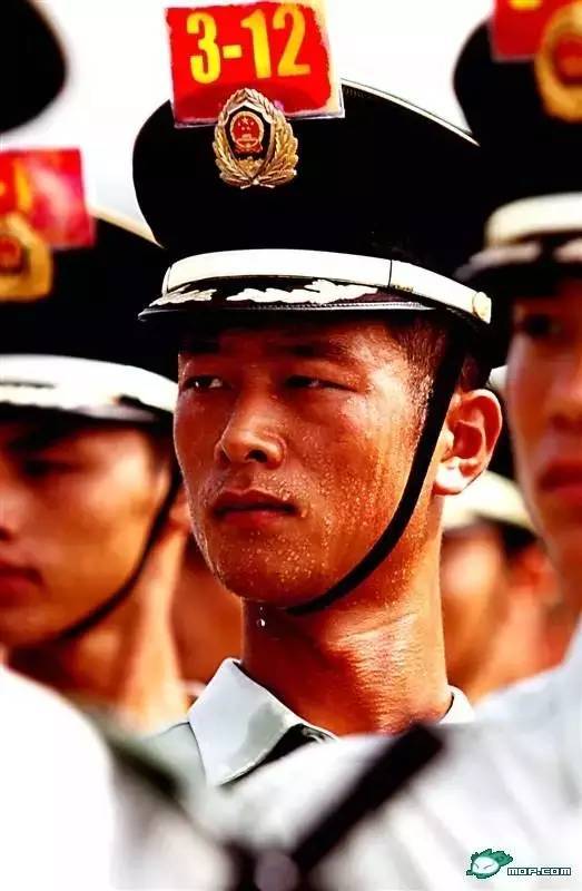 每时每刻,从不马虎 他们坚定 面对挑衅决不含糊 界线即是底线 中国,一