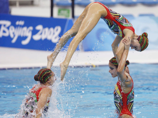 女子花样游泳水上遭遇尴尬抓拍,网友看后无言以对!