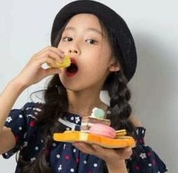 和王源睡一张床,向薛之谦撒娇,鹿晗甘当她保镖