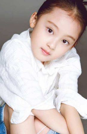 和王源睡一张床,向薛之谦撒娇,鹿晗甘当她保镖