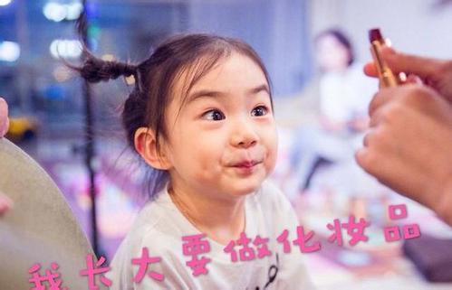 李承铉女儿lucky搞怪表情大盘点,lucky呆萌可爱