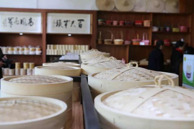 范围质量上乘的肉桂和青竹(竹蒸笼原料),罗定市被评为"中国肉桂之乡"