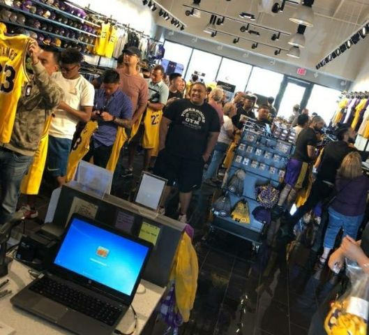 女神张曼源晒湖人泳衣照真美!下赛季詹皇湖人球衣力压全联盟?