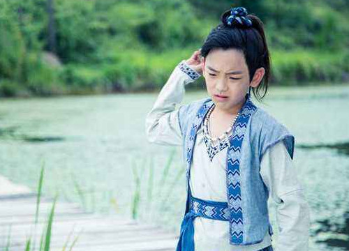 黄天崎终于长大了,帅到不能呼吸,网友:这是打算迷倒谁?