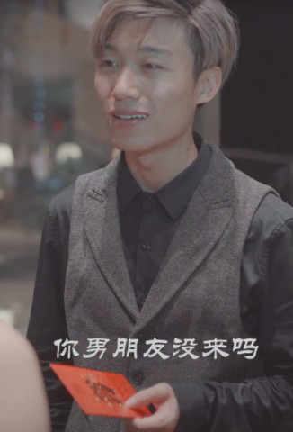 抖音女神参加前男友婚礼,送上红包伤心离开,