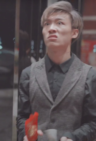 抖音女神参加前男友婚礼,送上红包伤心离开,