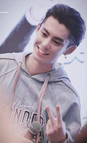 听到王鹤棣说出自己的择偶标准,粉丝们大喊:果