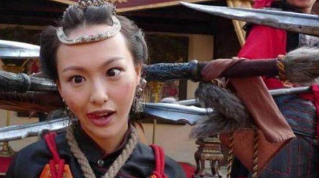 搞笑GIF图:同样都是被绑,杨幂很性感,关晓彤唐