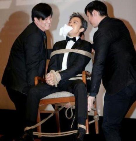 搞笑GIF图:同样都是被绑,杨幂很性感,关晓彤唐