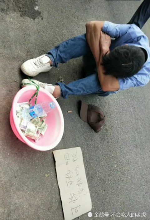 残疾人街头乞讨要钱,网友拍视频被拒绝,三个正常人在背后收钱