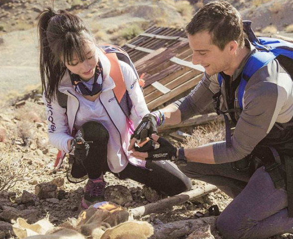 荒野求生:柳岩渴了,贝爷竟脱下袜子,网友:我就知