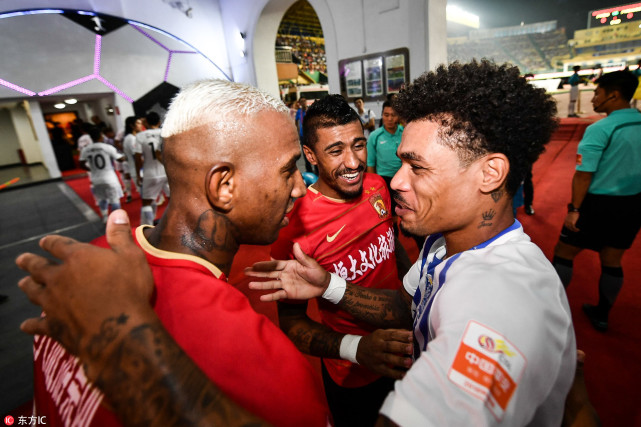 塔利斯卡倒挂金钩射门直奔边线 动作复制郜林