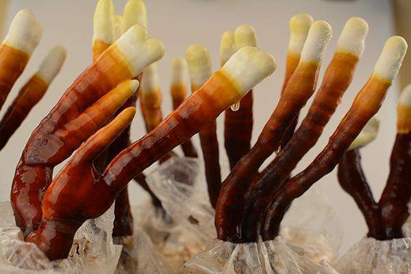 农村这一怪草,长得形似鹿角,是名贵的"鹿角灵芝",少有人认识