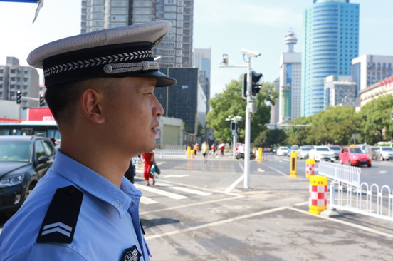 长沙市雨花交警大队一中队辅警刘存文已执勤1小时,对来往的车辆,行人
