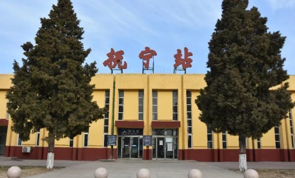 来抚宁的快速发展,从2017年11月起,抚宁站陆续增添些许过往列车的停靠