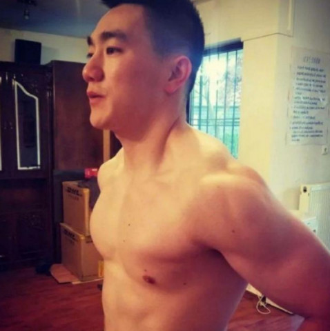 张馨予老公何捷最帅肌肉照,网友:简直太man了!