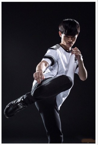 电竞老前辈皇族white晒出了自己和队员们的照片对比图,遭到网友吐槽.