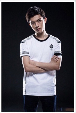 电竞老前辈皇族white晒出了自己和队员们的照片对比图,遭到网友吐槽.