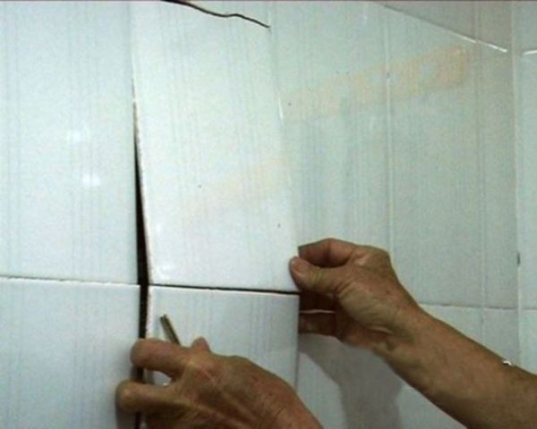 老师傅:小工铺完瓷砖就美缝,结工资赶紧轰走,不