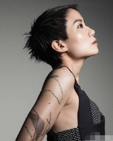 香港女歌手坠楼身亡同性女友来认尸,前一天录制节目没有异常,到底是