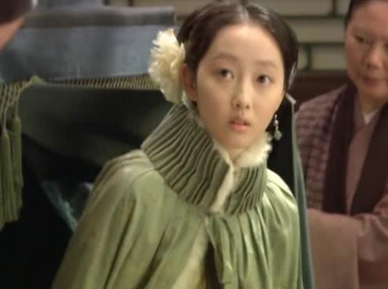 新旧两版《红楼梦》林黛玉进贾府对比:一个小