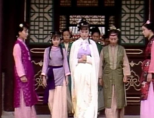 新旧两版《红楼梦》林黛玉进贾府对比:一个小