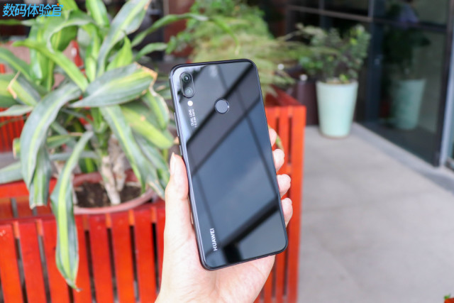 华为 nova 3i 开箱图赏:首发麒麟 710 的四摄手