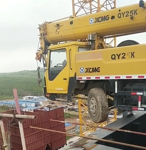 吊车开上这场地,都是拿命在挣钱.