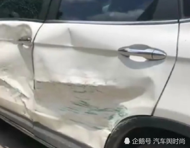 一SUV挡住皮卡车去路,被皮卡车连撞11次!SU