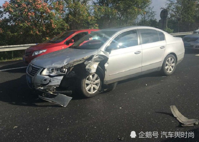 一SUV挡住皮卡车去路,被皮卡车连撞11次!SU