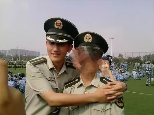 张曦予老公何捷任大学教官照流出,多年手戴单