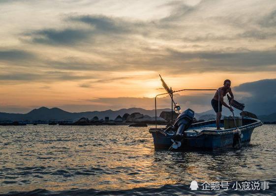 当官或者做生意,他是靠宝贝发财的,早年间他就是个穷光蛋,连船都没有