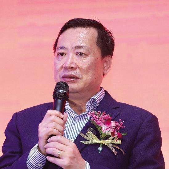 内搭蓝白条纹衬衫,聚光灯下,旭辉集团董事长林中并没有闵系房企老板的