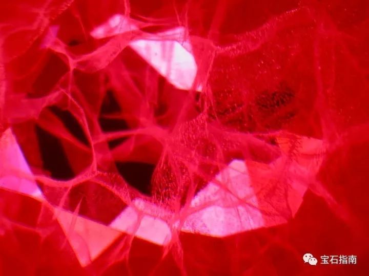 助熔剂法合成红宝石中最主要的固态包裹体则是助熔剂残余它们在反射光